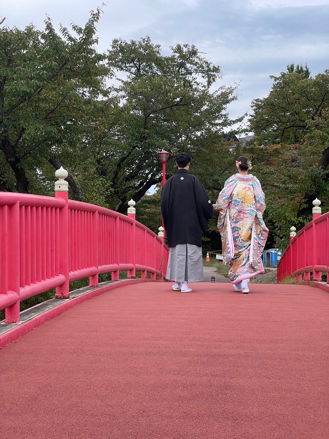 大館市内で結婚式を挙げた夫婦