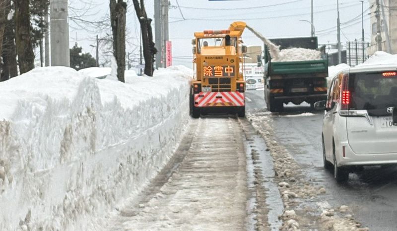 大雪により影響を受けた幹線道路の現場