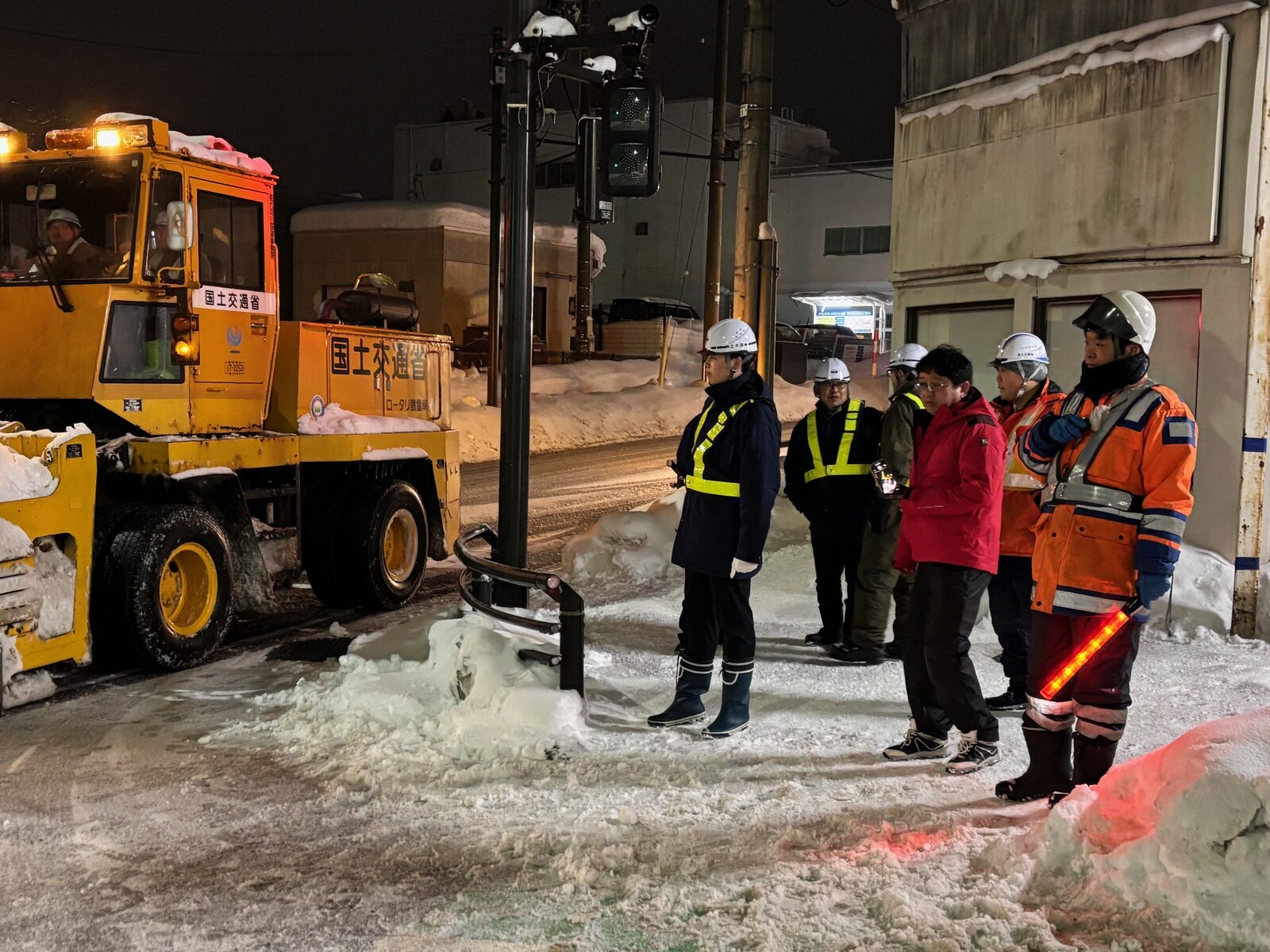 大雪の災害対策本部立ち上げ後、国・県・市のスクラム除雪の現場確認をする様子