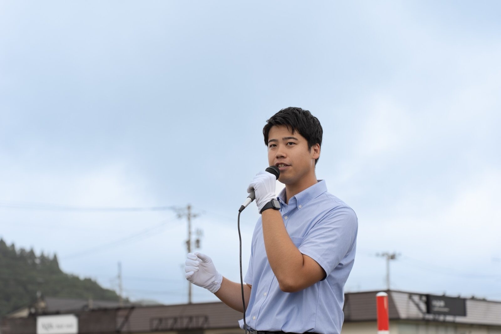 街頭演説をする石田健佑市長