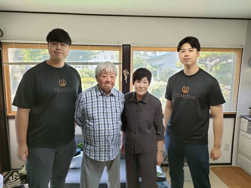 祖父母と双子の弟との写真