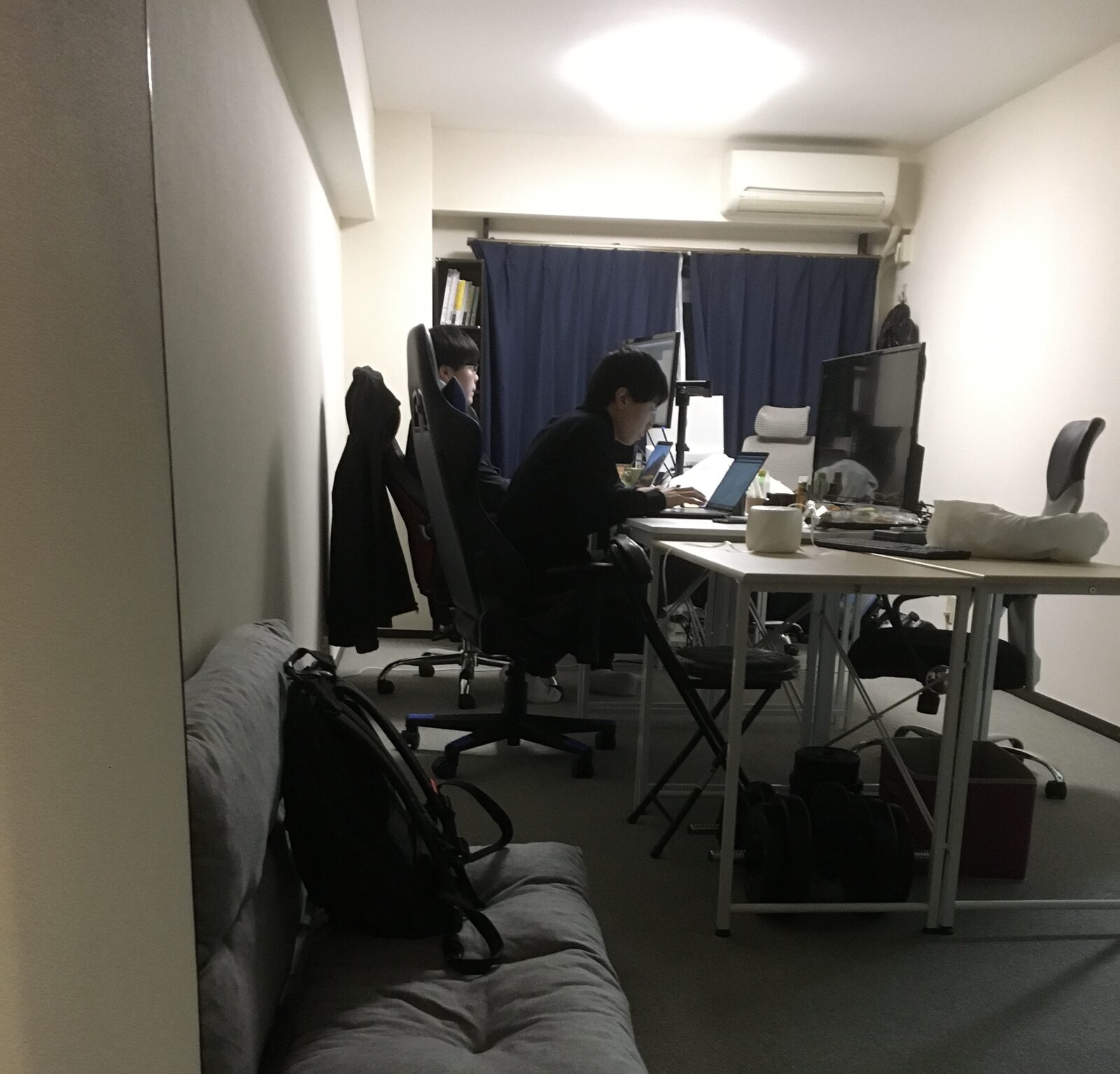 LaTier起業時、オフィスで作業する様子