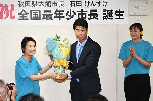 全国最年少市長誕生を祝う会場の写真