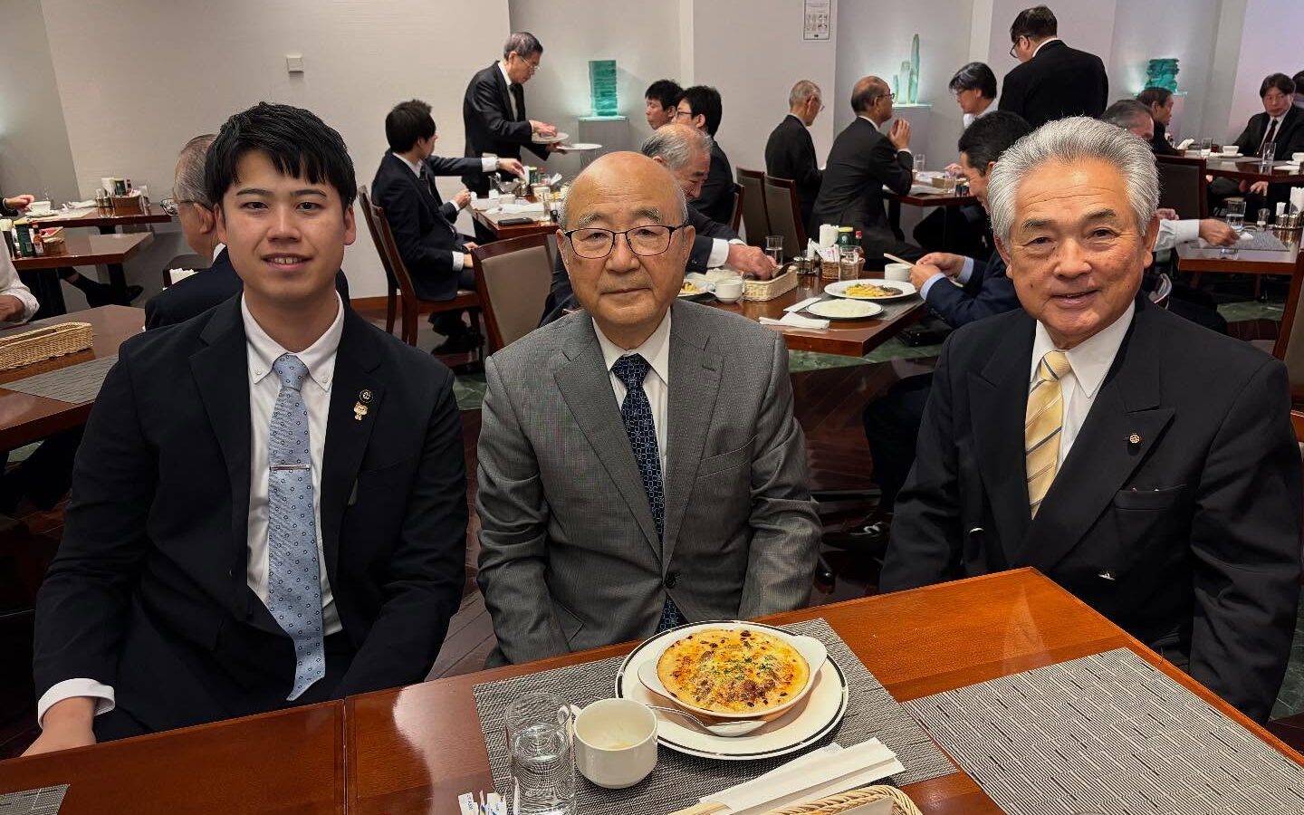 11月5日、長野県・ 青木村 の 北村村長 と、大館市議会 藤原議長とともに昼食…