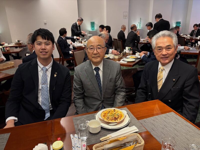11月5日、長野県・ 青木村 の 北村村長 と、大館市議会 藤原議長とともに昼食…