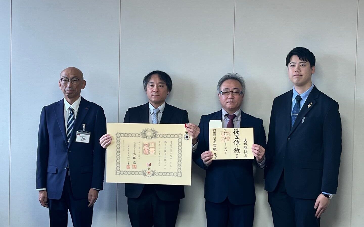 12月10日、故 大坂谷征志 氏 への叙位伝達式が執り行われ、ご家族の皆さまへ叙…