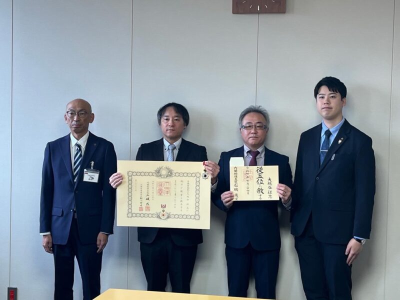 12月10日、故 大坂谷征志 氏 への叙位伝達式が執り行われ、ご家族の皆さまへ叙…