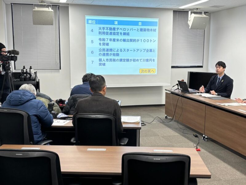 本日の定例記者会見は、