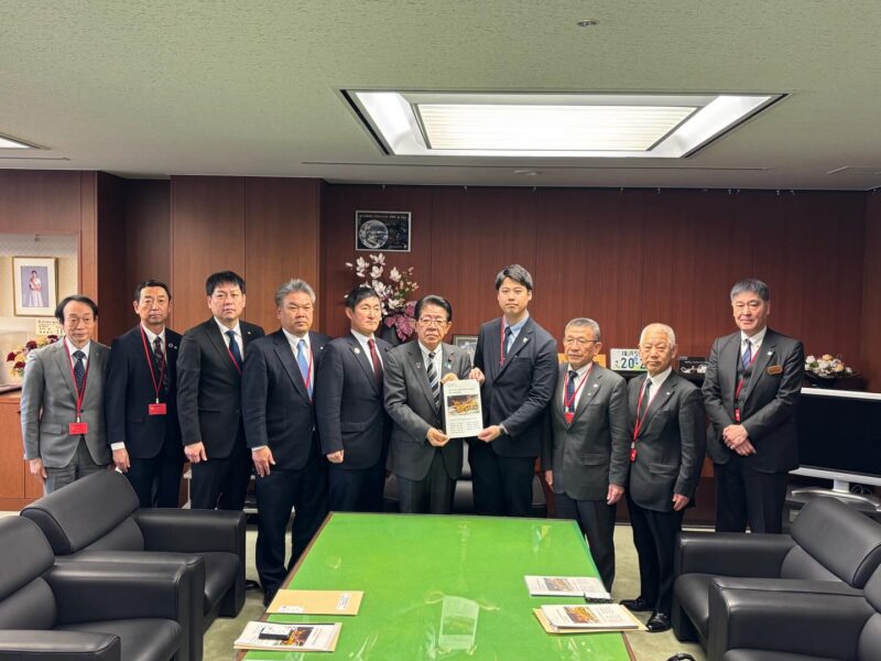 3月5日、秋田県北部9市町村の首長で国土交通省を訪問し、金子国土交通大臣に今冬の…