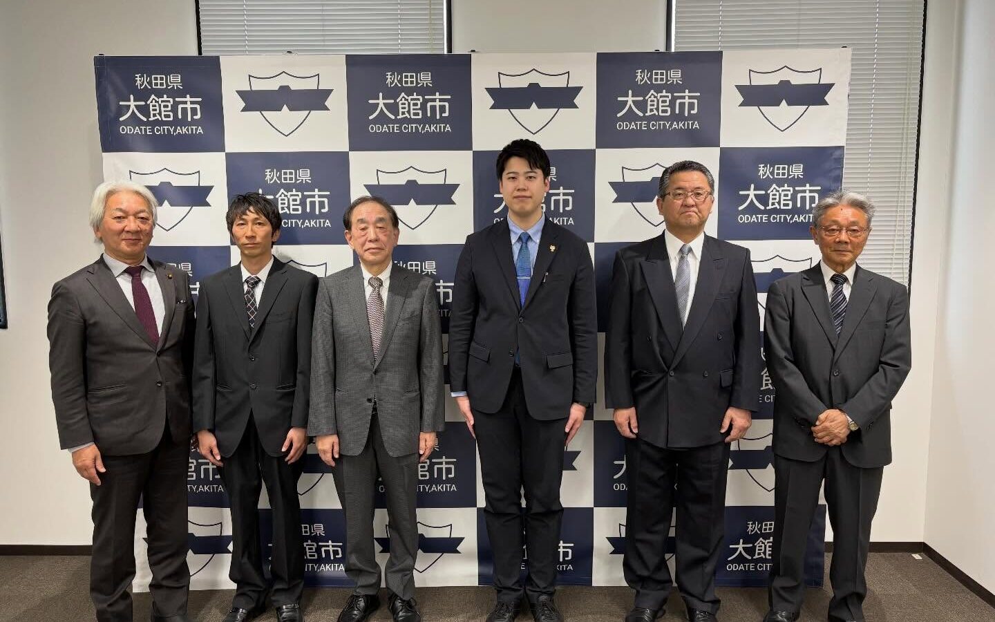 大館市集落支援員委嘱状交付式を行い、4名の皆さまに委嘱状を交付しました。