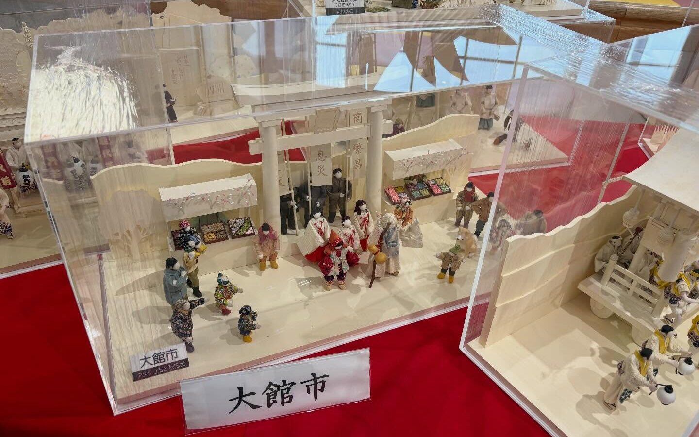 大館能代空港で「ロマン21」紙人形の贈呈式が行いました。