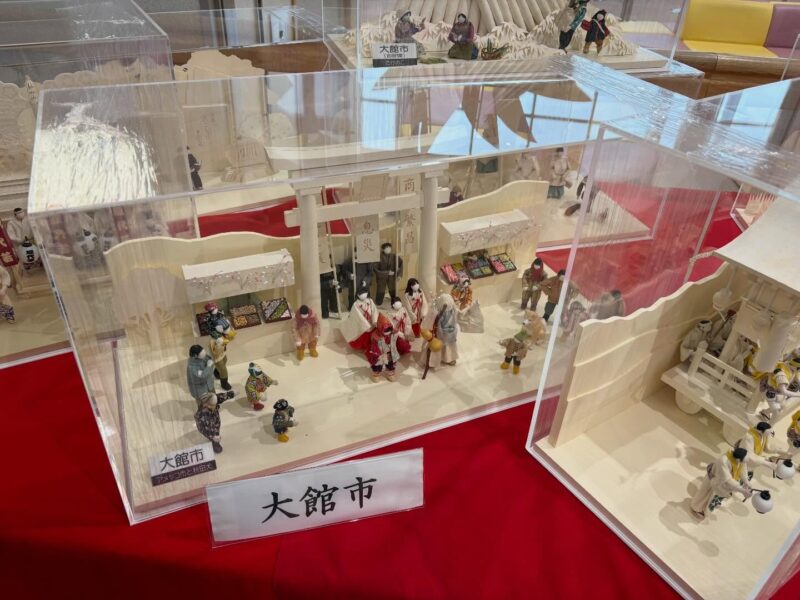 大館能代空港で「ロマン21」紙人形の贈呈式が行いました。