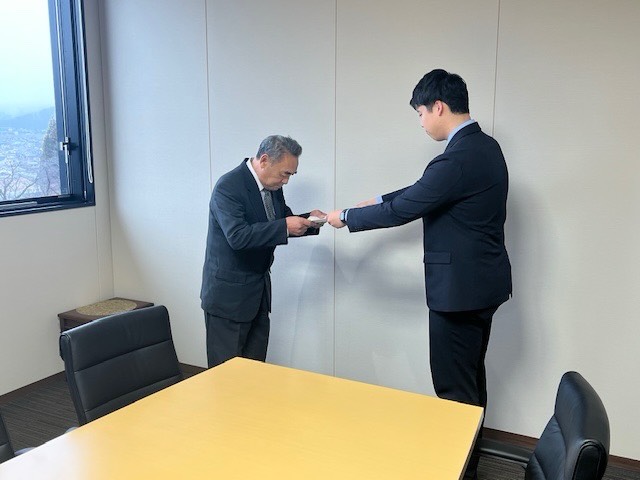 大館市消防団長に武田博康氏を再度任命し、辞令を交付いたしました。