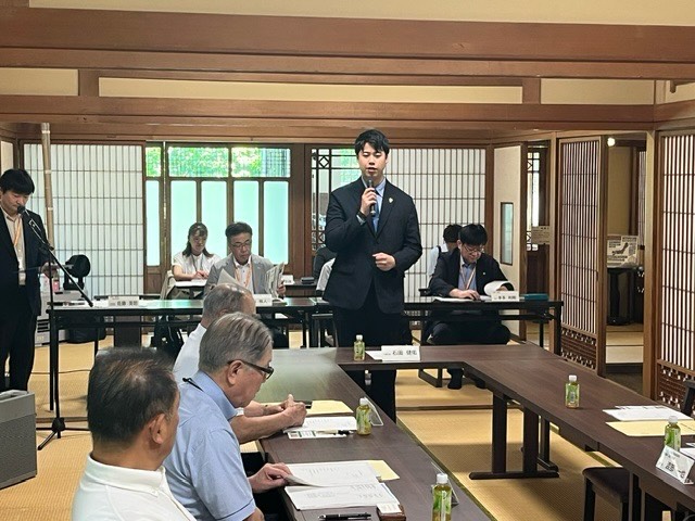 大館市景観審議会を開催し、委員の皆さまへ委嘱状を交付しました。