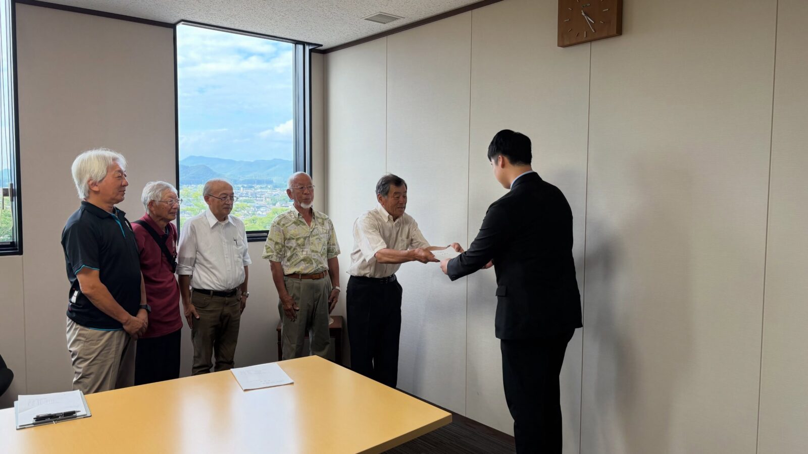 本日、十二所四町自治会連絡協議会の皆様から、地域の生活環境の改善に関する要望書を…