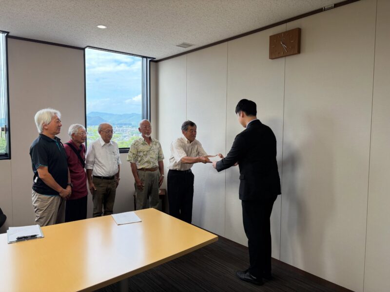 本日、十二所四町自治会連絡協議会の皆様から、地域の生活環境の改善に関する要望書を…