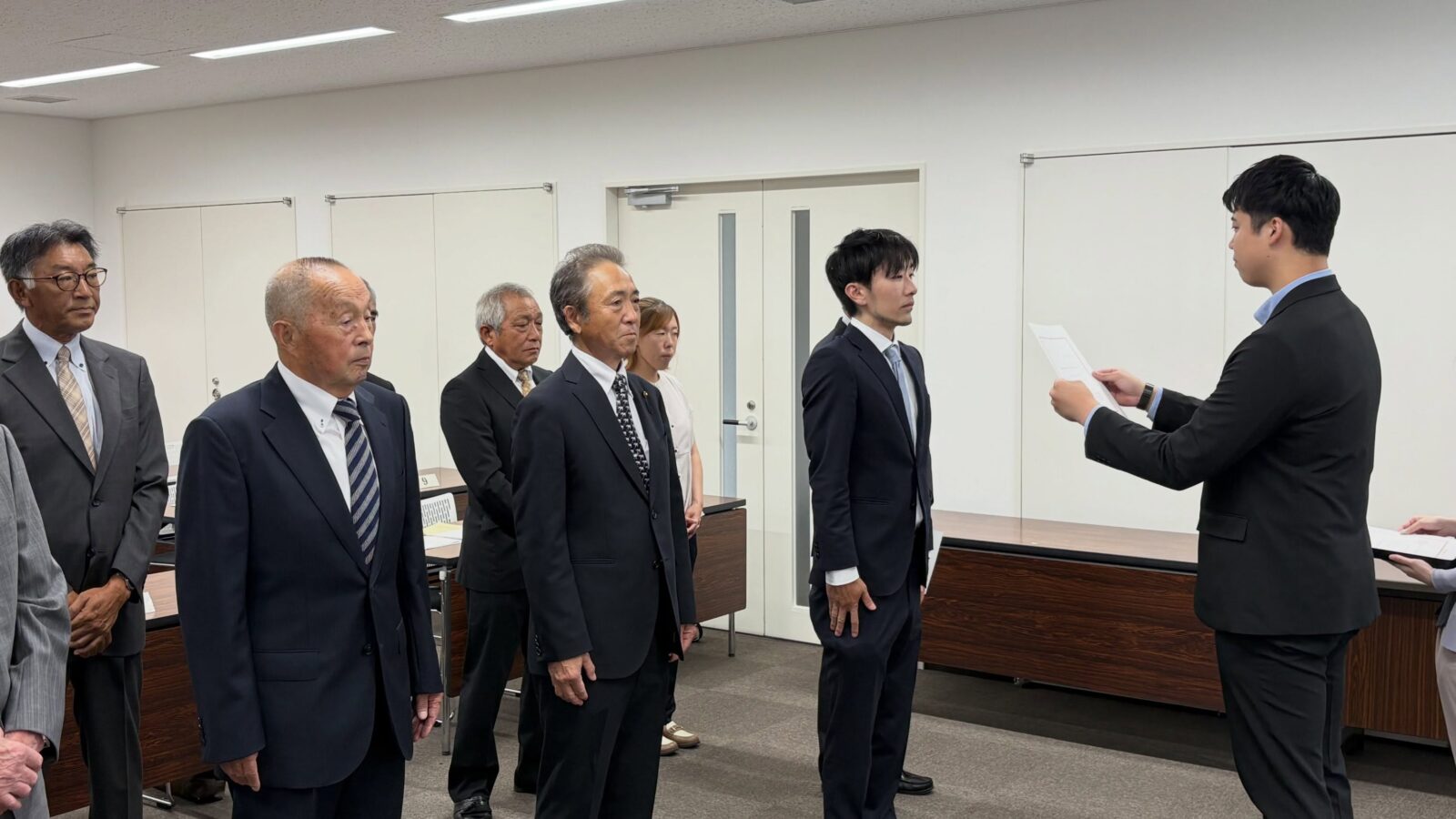 大館市農業委員会委員任命式を行い、新たな委員の皆様へ任命書を交付しました。