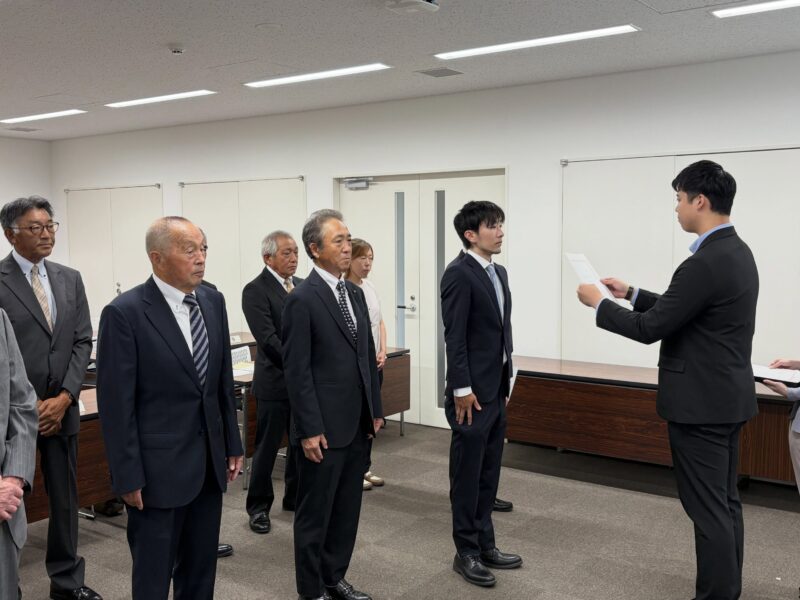大館市農業委員会委員任命式を行い、新たな委員の皆様へ任命書を交付しました。