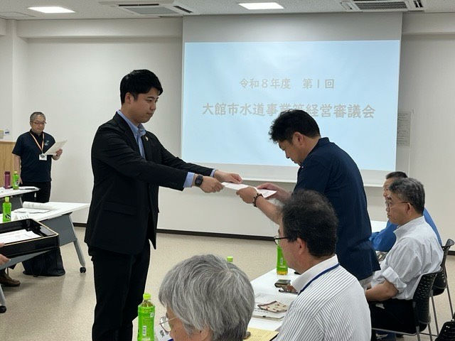 本日は、第1回大館市水道事業等経営審議会を開催し、委員にご就任いただいた皆様へ委…