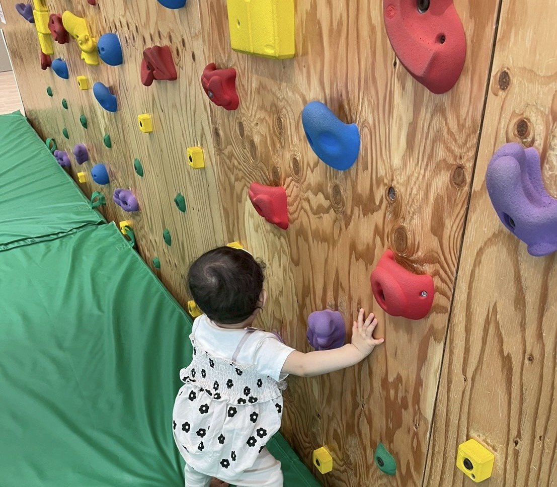 クライミングウォールで遊ぶ子ども(通年待機児童ゼロプロジェクト)