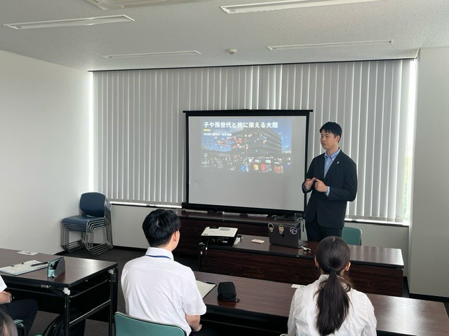 大館市役所でインターンシップを実施し、参加した学生の皆さんに市長講話と質疑の時間…