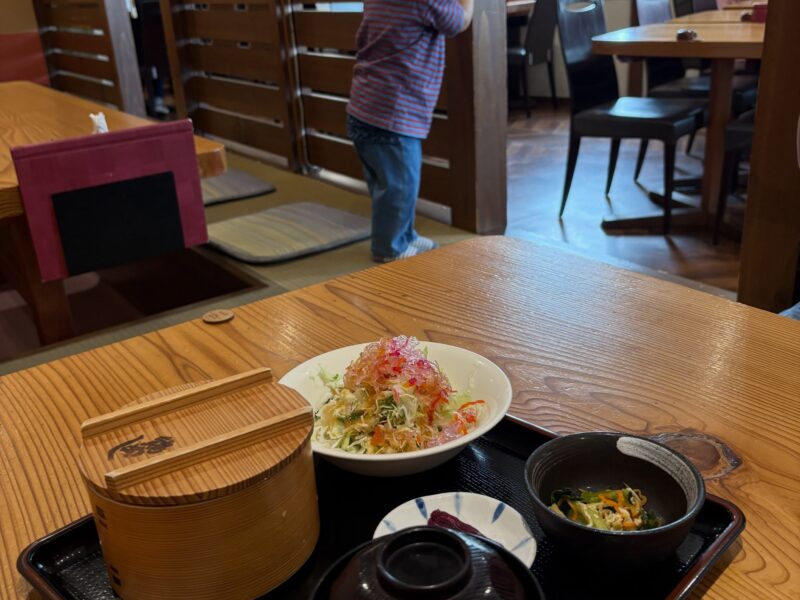花善で鶏めしをいただき、道の駅ひないで梨と野菜を購入🍐