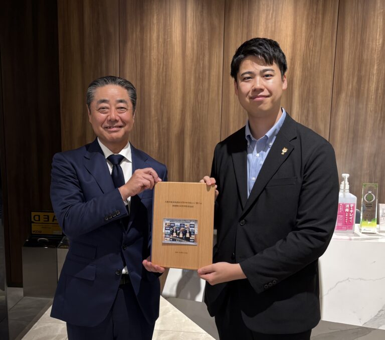 三菱地所レジデンス宮島社長と石田市長(木材利用促進協定)